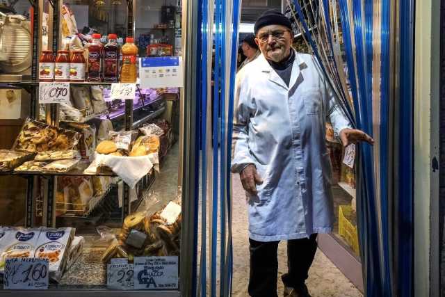 La storia dell'85enne Uccio: dal 1957 porta avanti uno dei pochi minimarket sopravvissuti a Bari